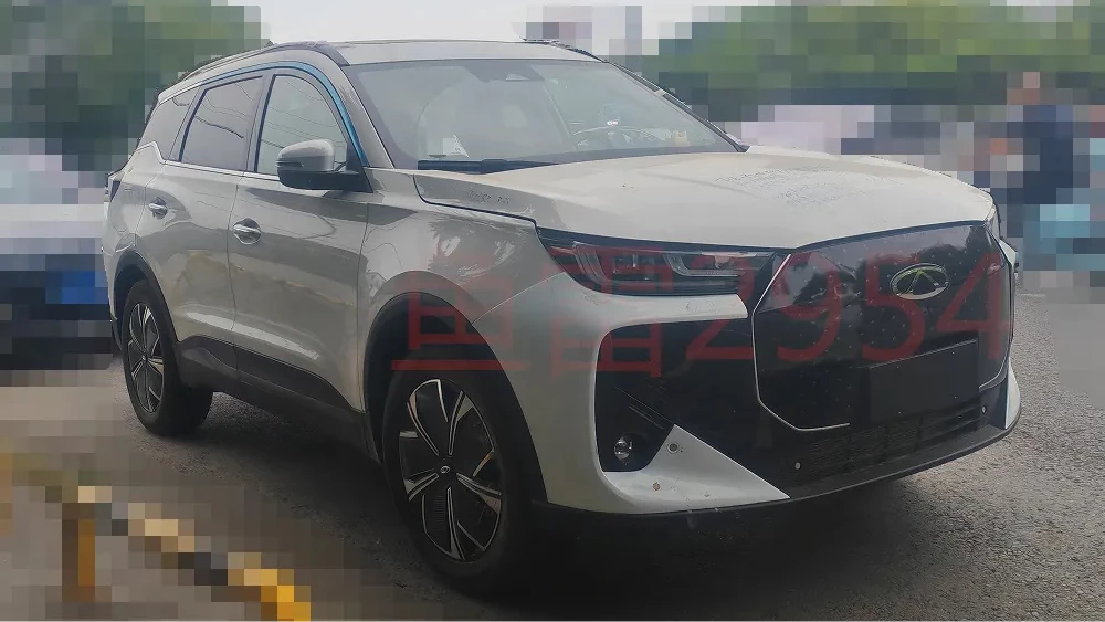 Для внешних рынков. В Китае заметили гибридный кроссовер Chery Tiggo 7 Pro Plus кроссовер chery tiggo 7 pro plus сбоку спереди бежевый