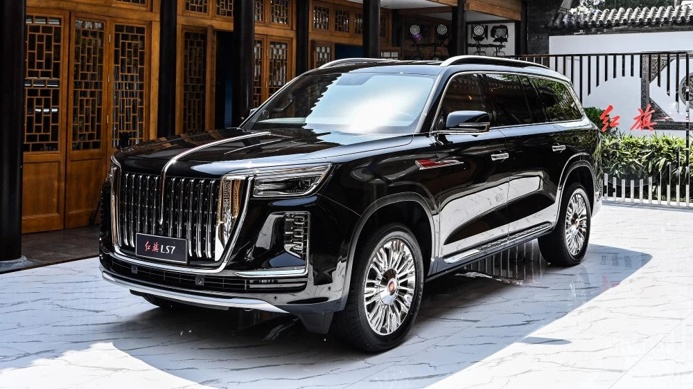 Внедорожник Hongqi LS7 спереди сбоку