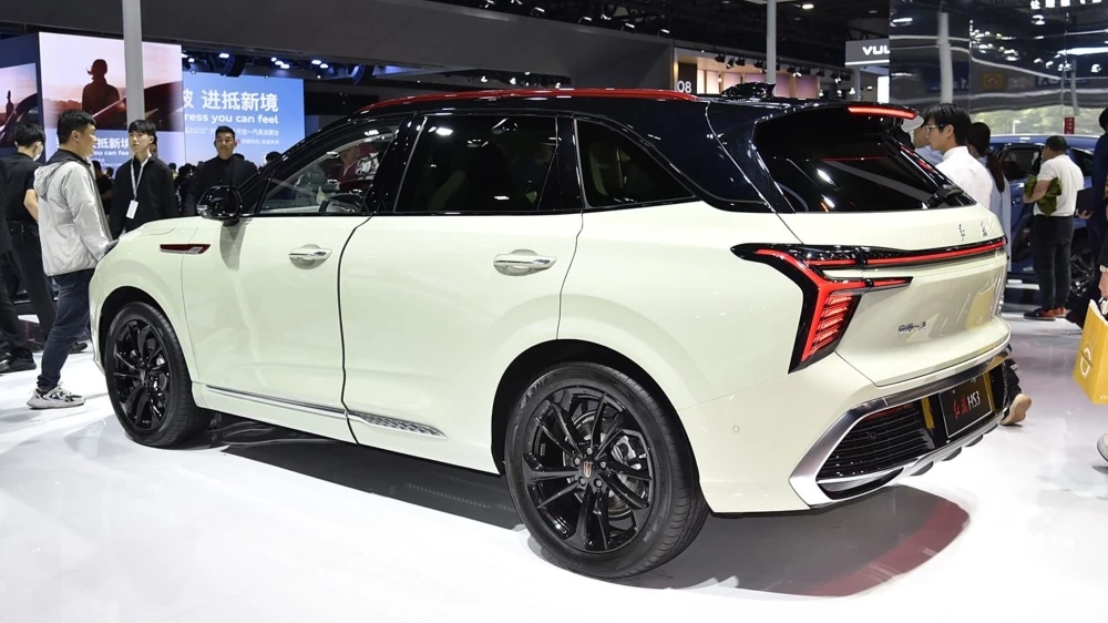 Hongqi HS3 сбоку сзади