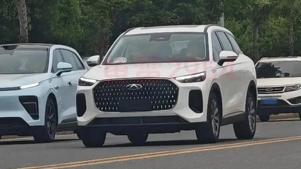 Chery Tiggo 8L сбоку спереди