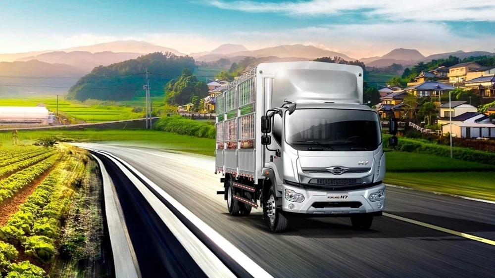 Флагманский грузовик Forland 12 сбоку спереди