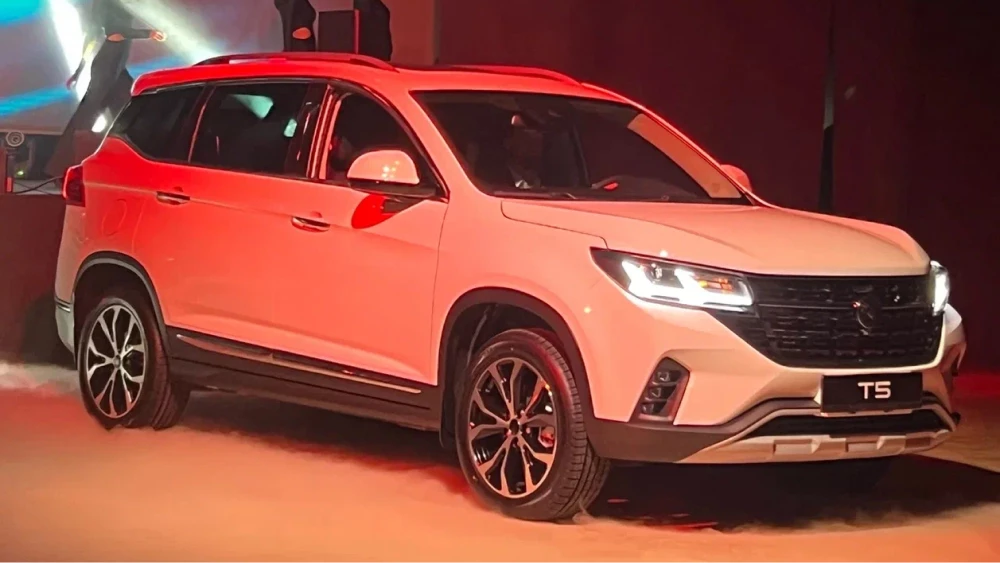 кроссовер forthing t5 белый сбоку спереди 