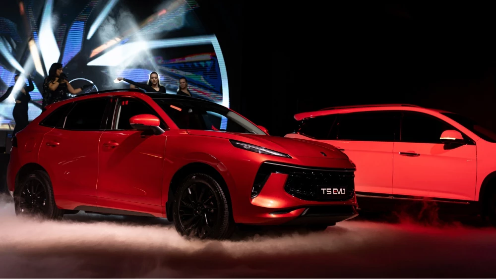 forthing t5 evo кроссовер красный сбоку спереди ixen motors