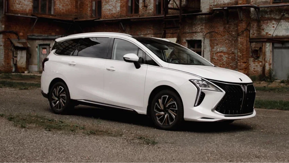 минивэн forthing yacht сбоку спереди белый