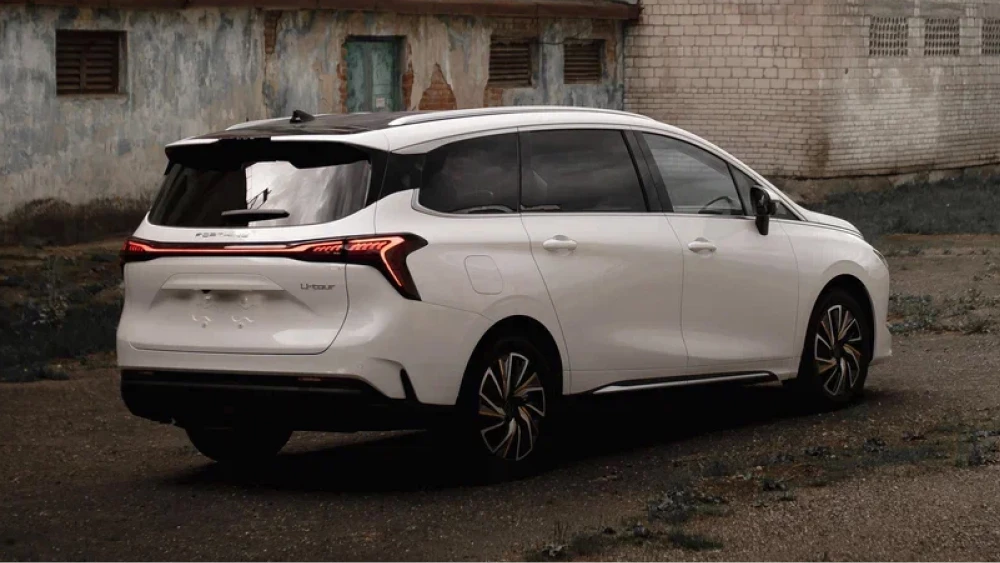 минивэн forthing yacht сбоку сзади