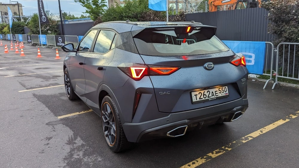 Кроссовер GAC GS3 сбоку сзади