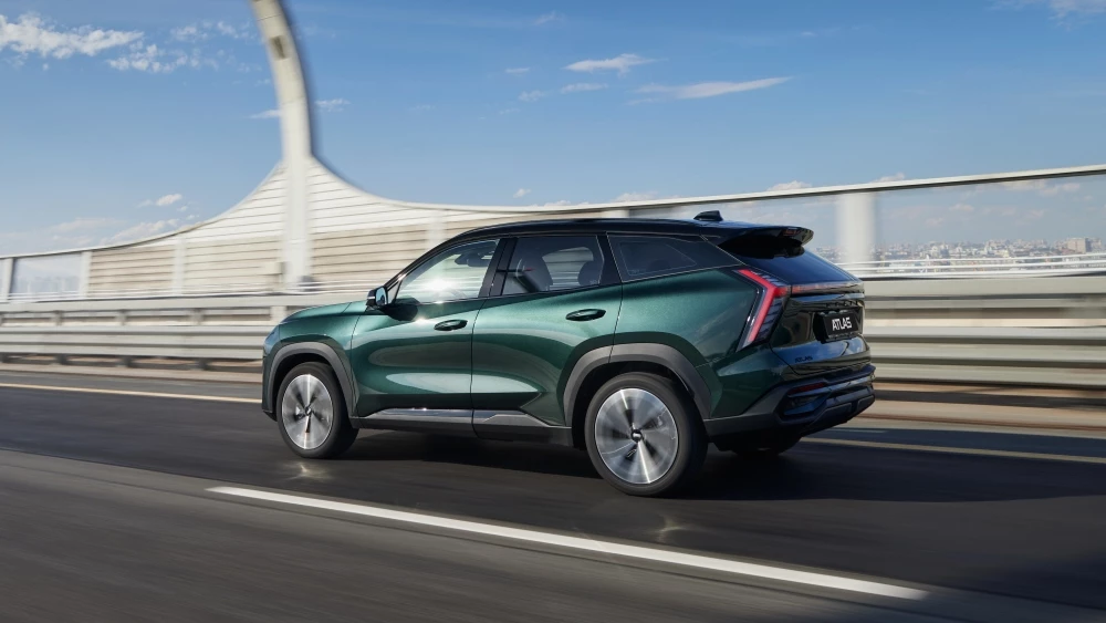 Кроссовер Geely Atlas с полным приводом цена в динамике сбоку сзади