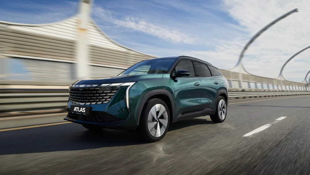 Кроссовер Geely Atlas с полным приводом цена в динамике сбоку спереди