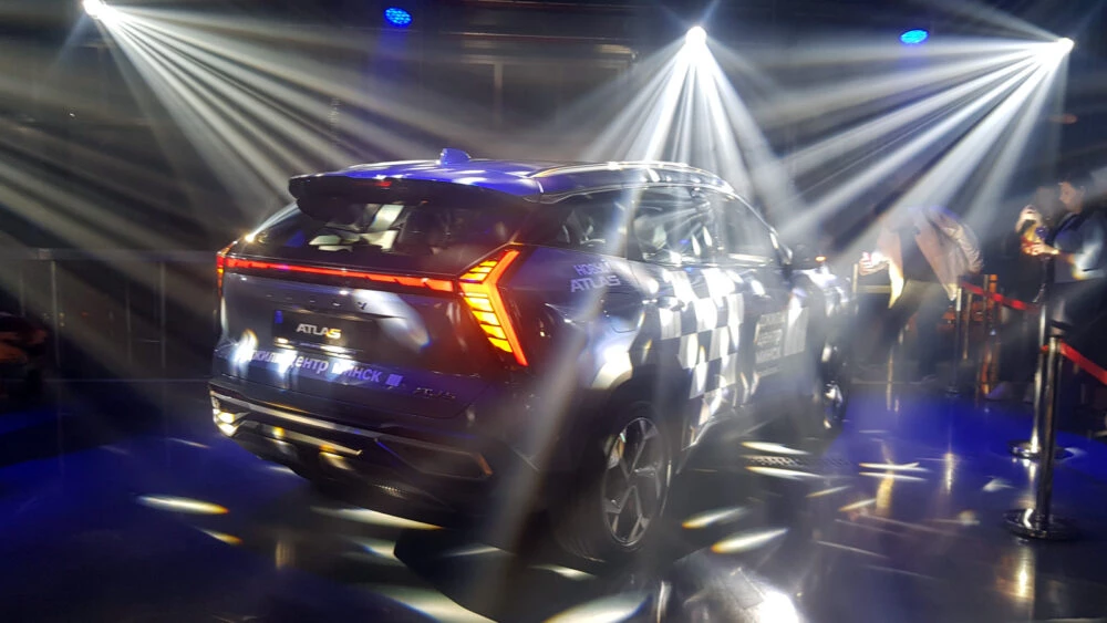 Geelу Atlas New в Беларуси сбоку сзади у дилера презентация