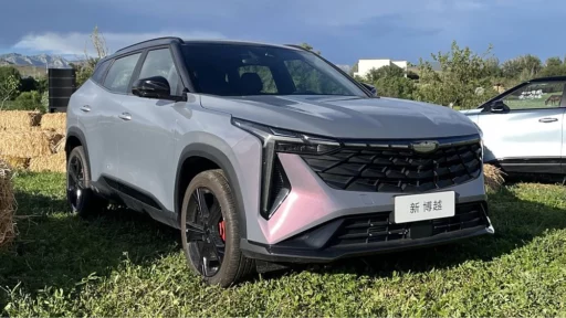 geely atlas pro кроссовер 2024 сбоку спереди фиолетовый