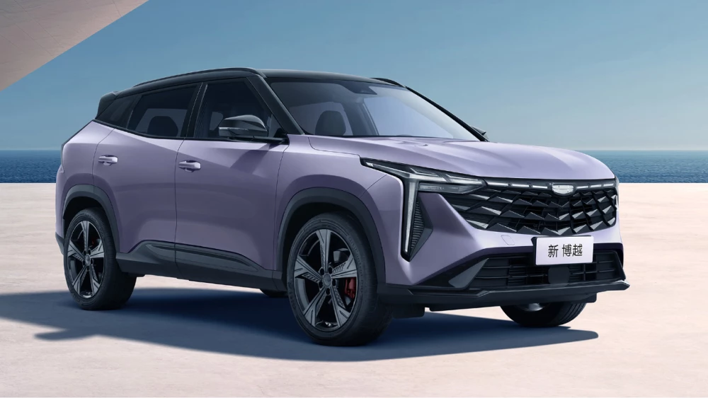 новый кроссовер geely cool 2024 год обновлённый сбоку спереди фиолетовый