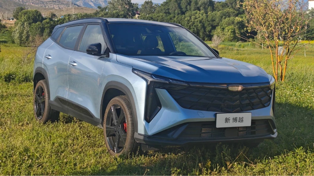 обновлённый кроссовер geely atlas cool сбоку спереди синий