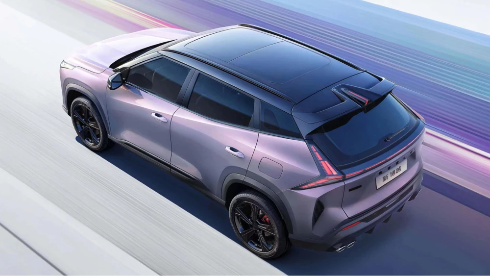 обновлённый кроссовер geely atlas cool 2024 модельный год сбоку сзади фиолетовый