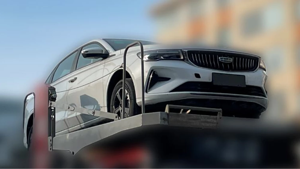 электрический седан Geely emgrand ev сбоку спереди белый