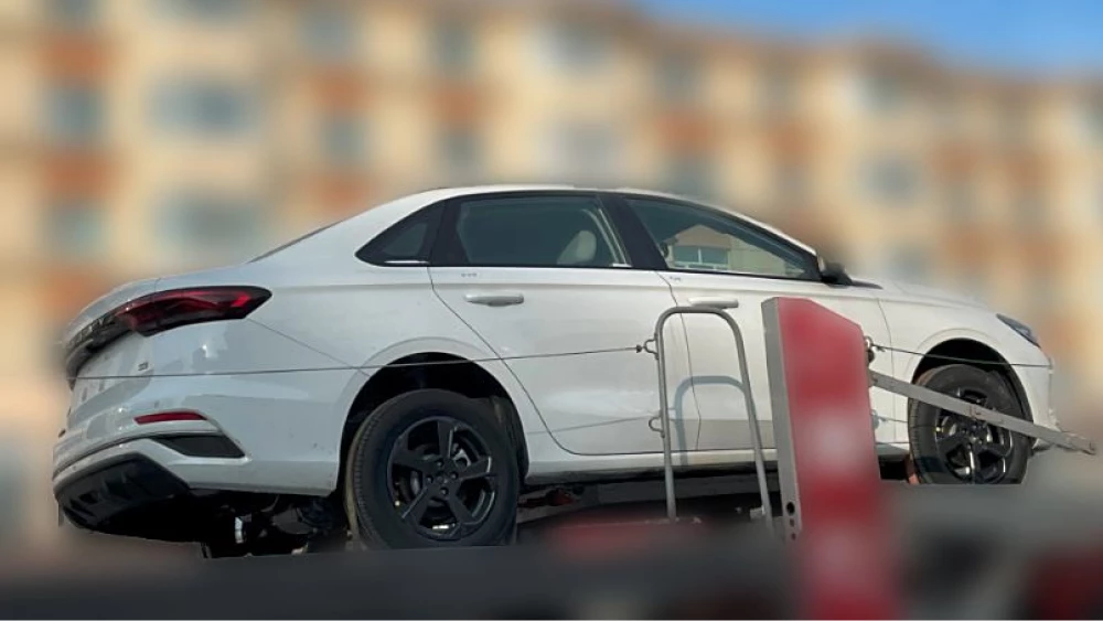 geely emgrand ev седан электрический белый сбоку