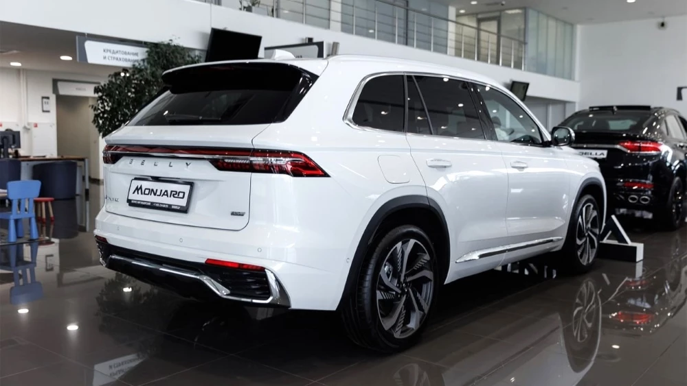 Geely Monjaro сбоку сзади у дилера в автосалоне купить новый GEELY БИЗНЕС КАР Лосиный остров