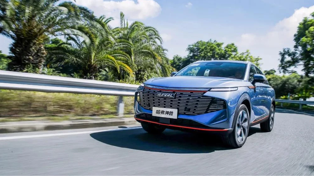 новый кроссовер haval f7 второе поколение haval monster сбоку спереди голубой