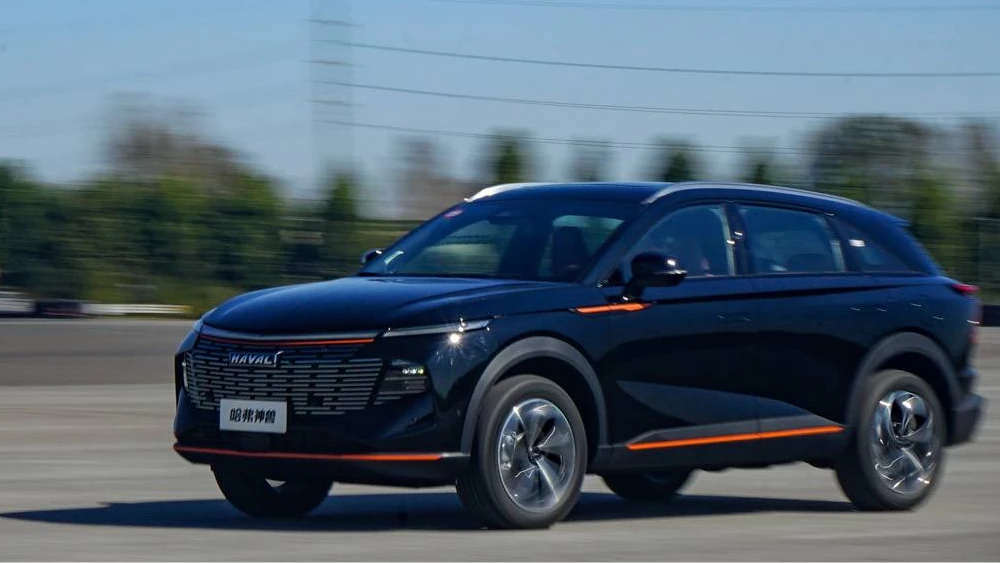 новый кроссовер haval f7 второе поколение haval monster сбоку спереди черный