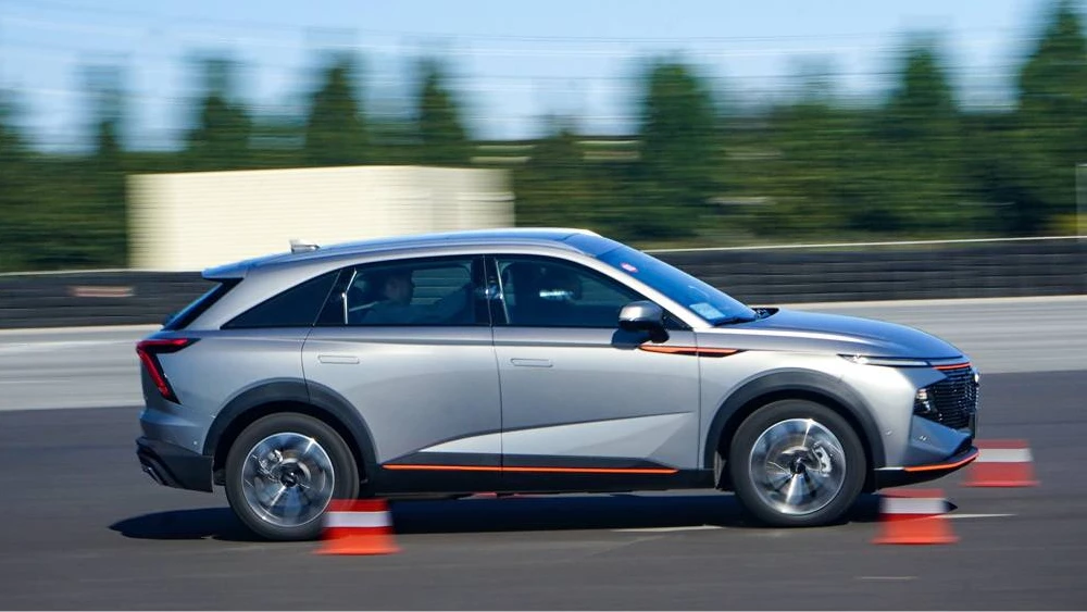 новый кроссовер haval f7 второе поколение haval monster сбоку серебряный