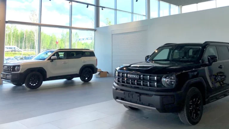 Haval H3 сбоку спереди у дилера в автосалоне купить новый Сатурн Р-Авто Пермь