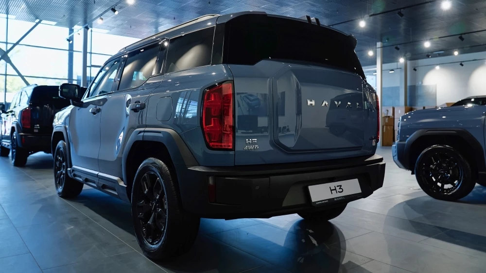 Haval H3 сбоку сзади у дилера в автосалоне купить новый Аларм-Моторс