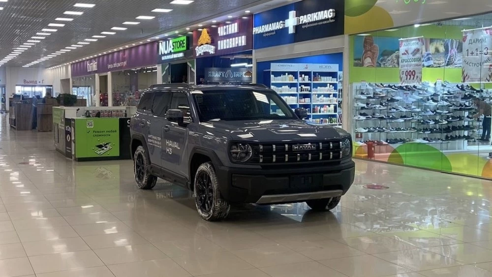 Haval H3 сбоку спереди в ТРЦ в Пензе у дилера Автомастер