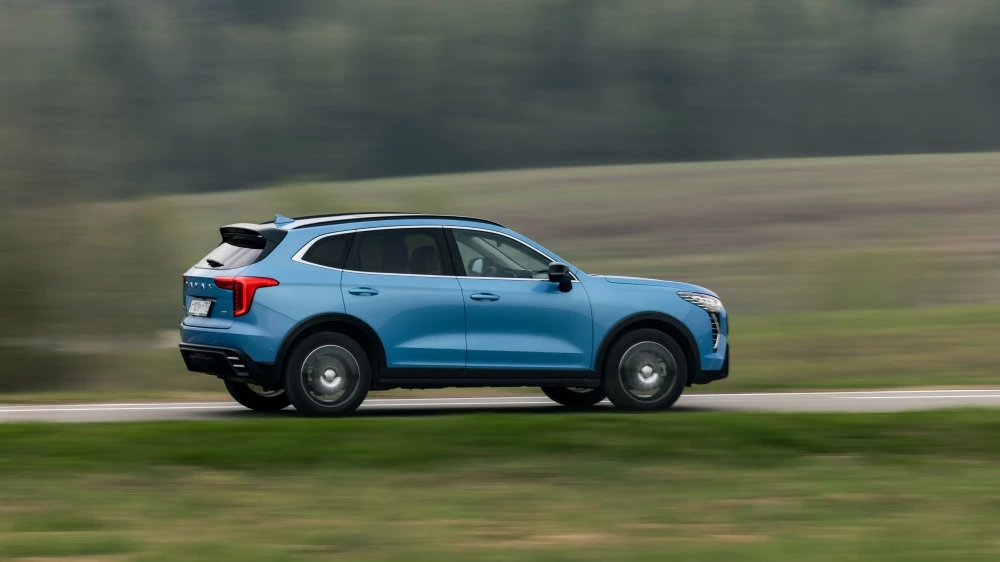 Обновленный кроссовер Haval Jolion сбоку в динамике