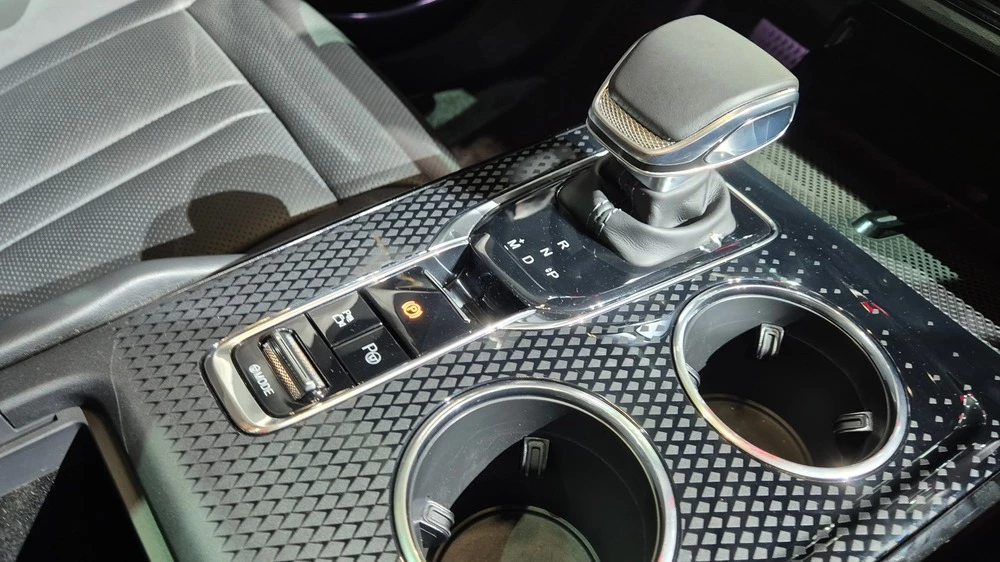 Hongqi HS3 салон интерьер тоннель селектор