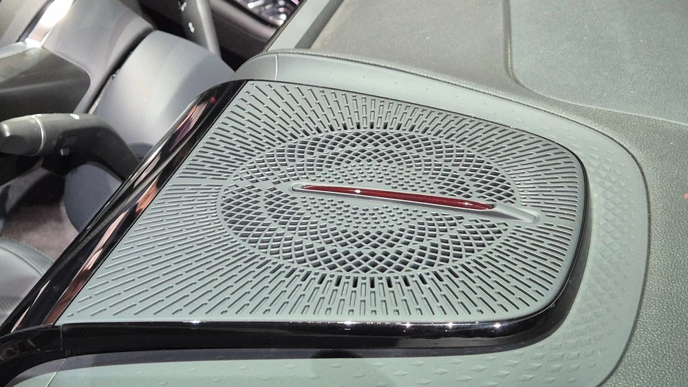 Hongqi HS3 салон интерьер динамик аудио красная линия