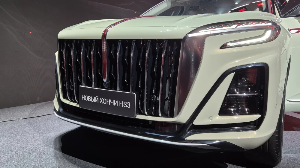 Hongqi HS3 спереди решетка радиатора логотип