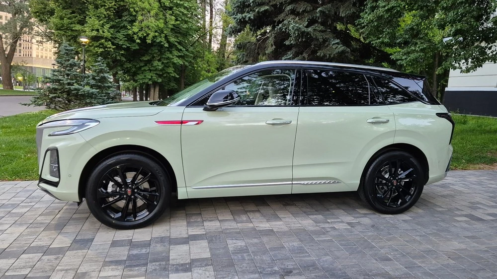 Hongqi HS3 сбоку зеленый цвет