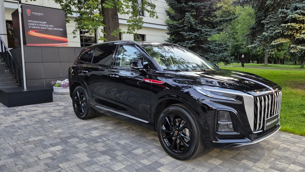 Hongqi HS3 сбоку спереди