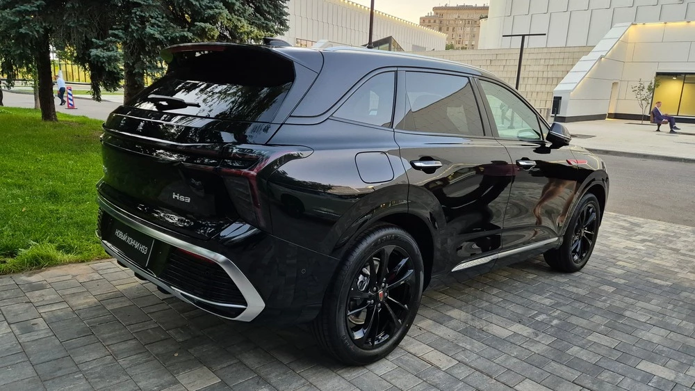 Hongqi HS3 сбоку сзади