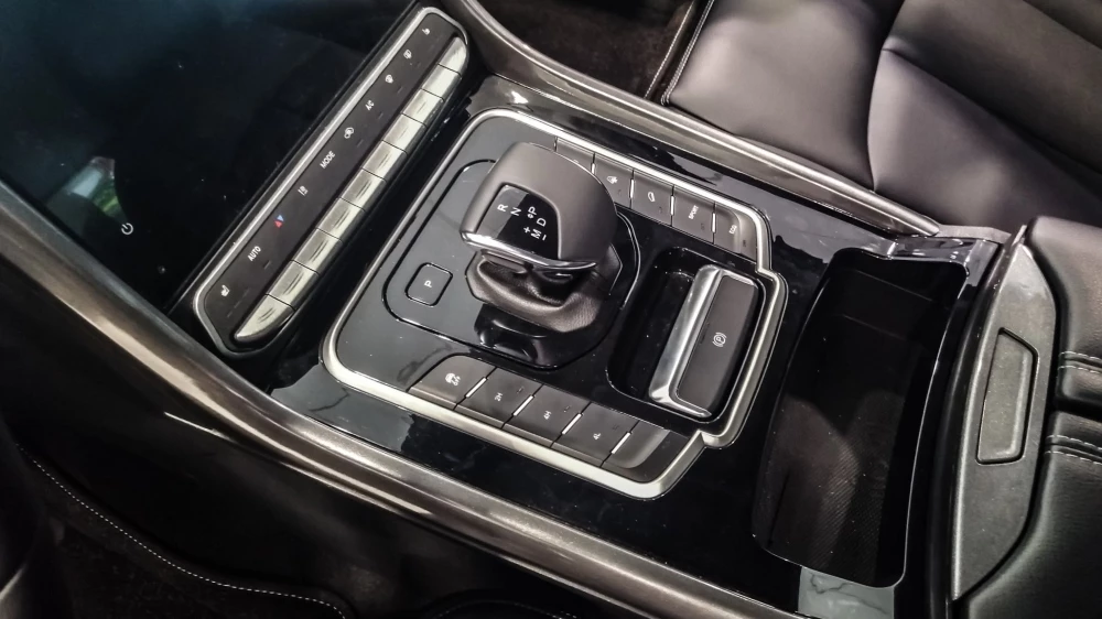 Пикап Huanghai N7 обухов салон интерьер центральный тоннель селектор