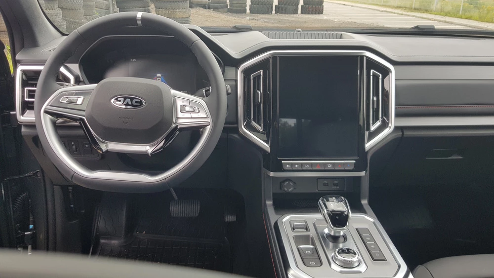 JAC T9 дизельный в Беларуси тест салон интерьер первый ряд