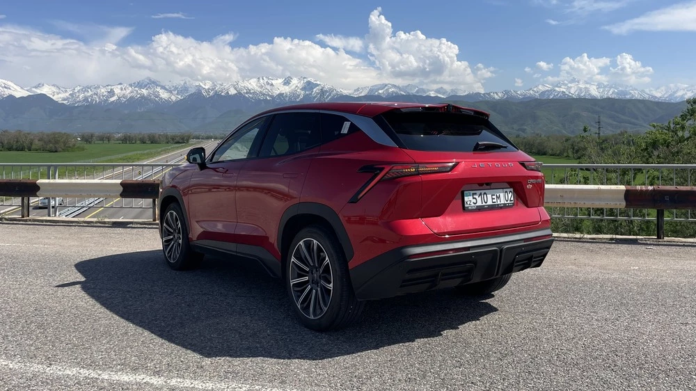 Jetour Dashing в Казахстане тест-драйв сзади сбоку