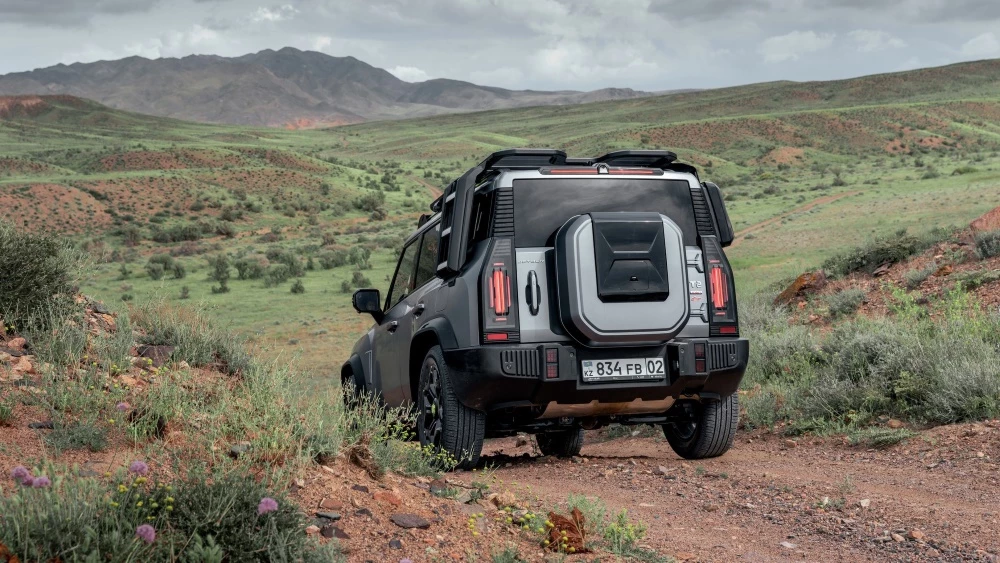 Кроссовер Jetour T2 в Казахстане сбоку сзади