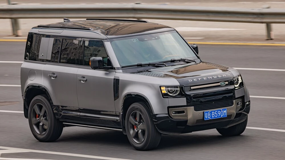 Land Rover Defender 110 L663 сбоку спереди в динамике