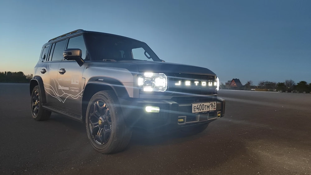 Jetour T2 тест Мишина сбоку спереди ночная подсветка фары ДХО
