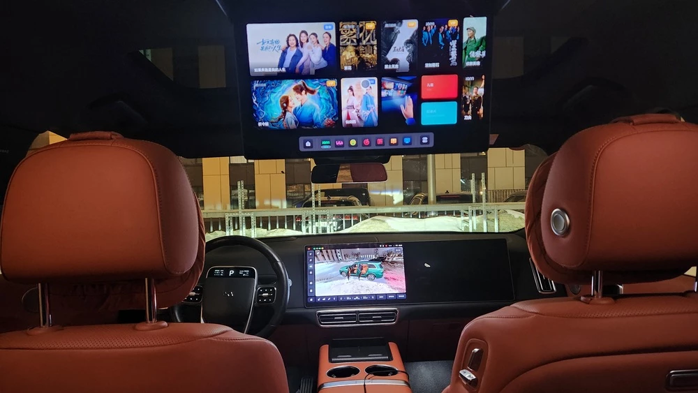 Lixiang Li L9 салон интерьер вечерний свет экран для пассажиров