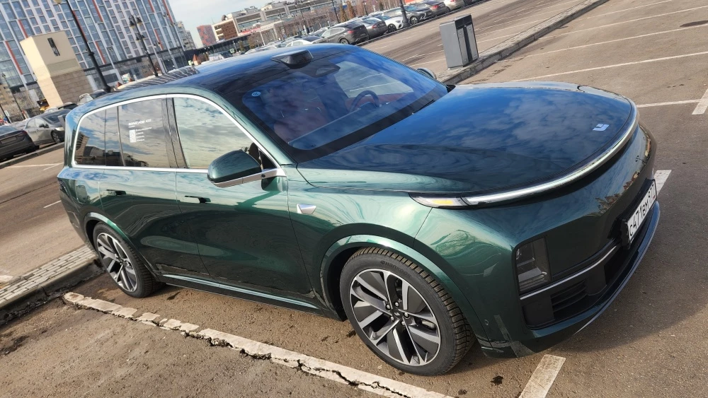 Lixiang Li L9 сбоку спереди сверху