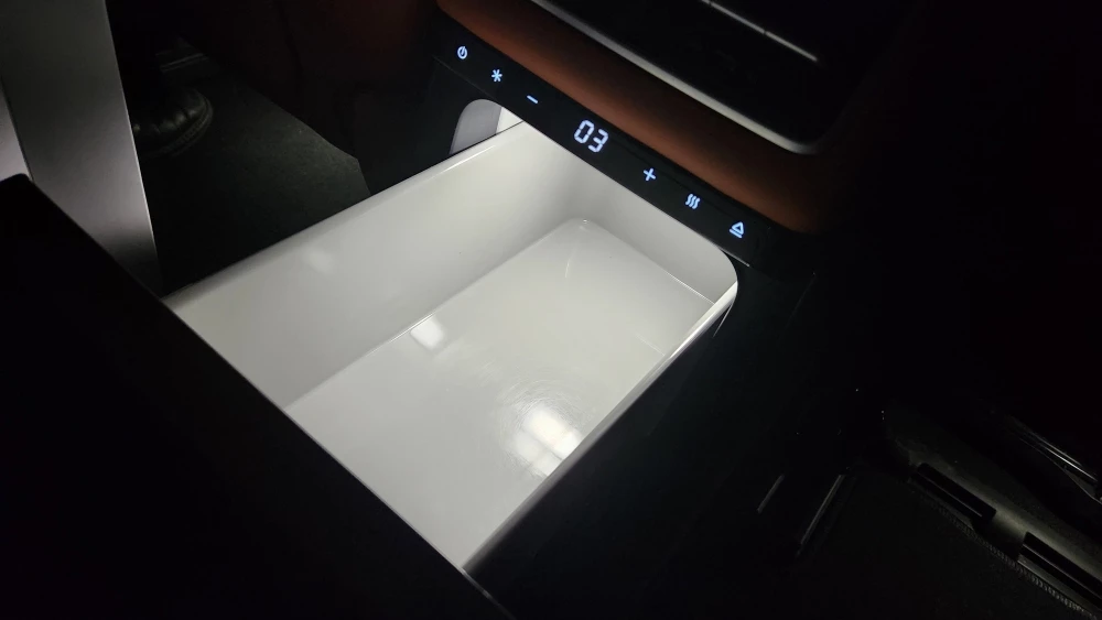 Lixiang Li L9 салон интерьер бокс для еды напитков