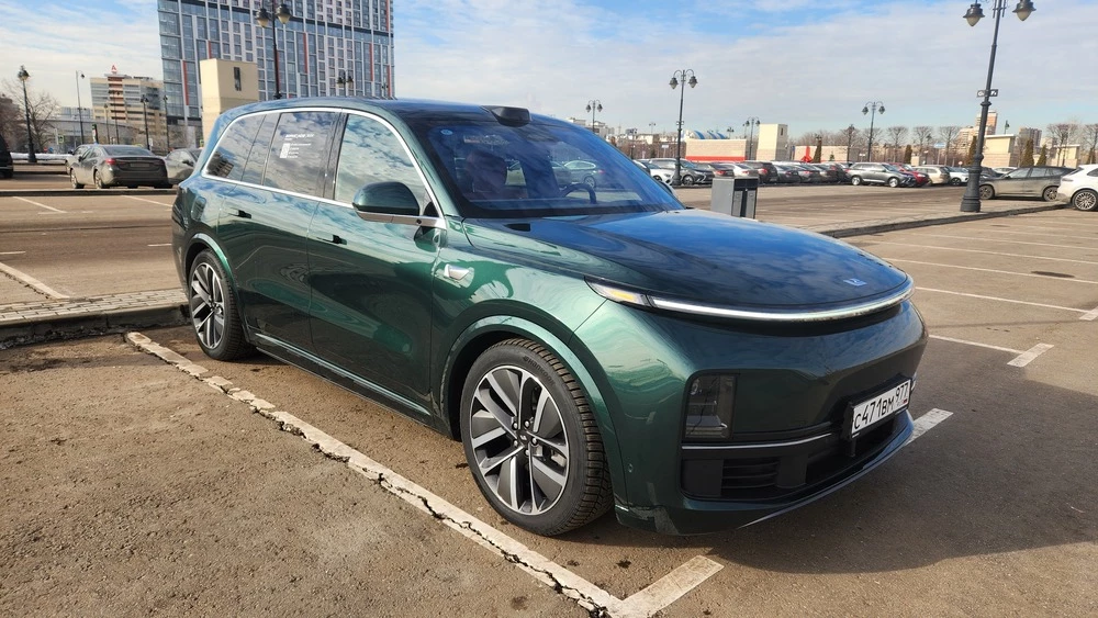 Lixiang Li L9 сбоку спереди