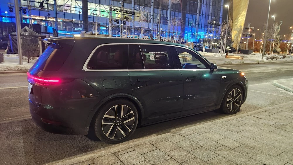 Lixiang Li L9 сбоку сзади