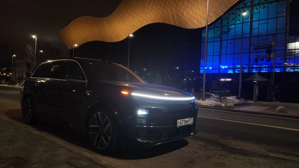 Lixiang Li L9 сбоку спереди ночью подсветка