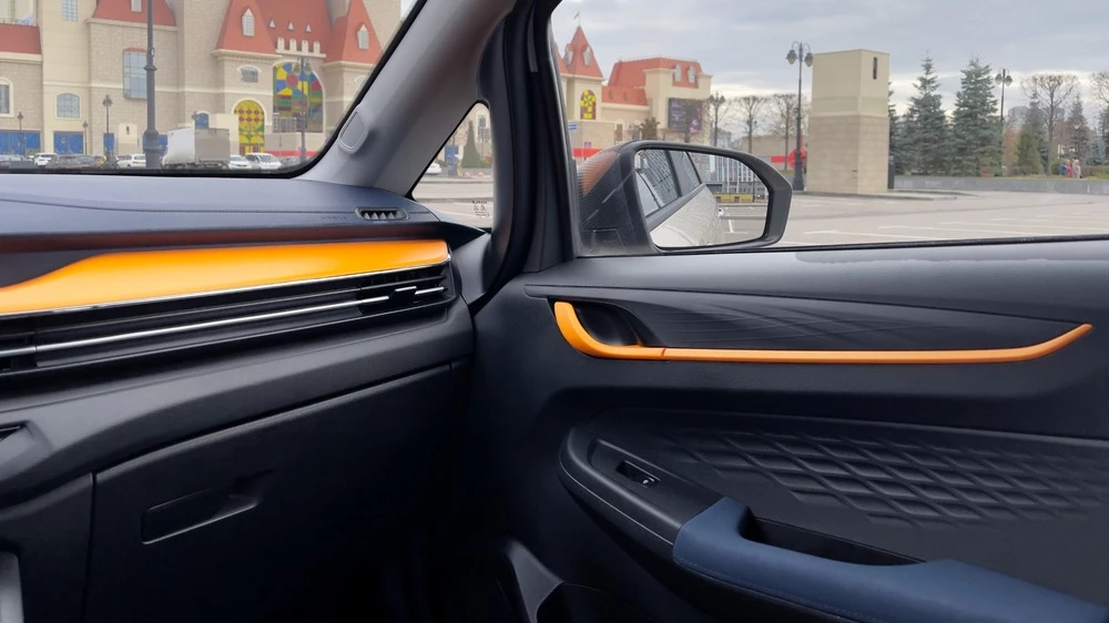 Livan X3 Pro тест салон интерьер дверные карты оформление желтые полоски