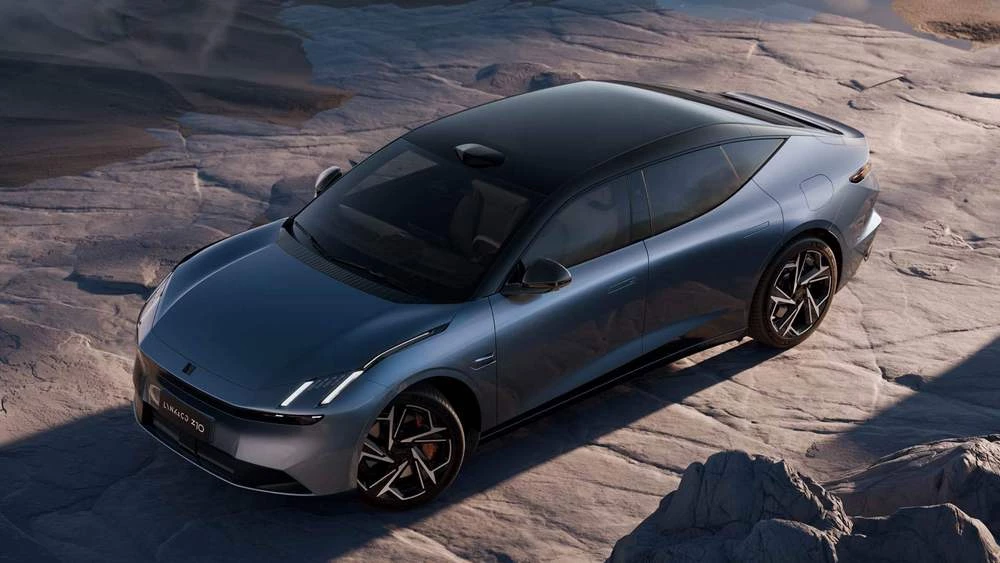 Электрический седан Lynk & Co Z10 сбоку спереди сверху