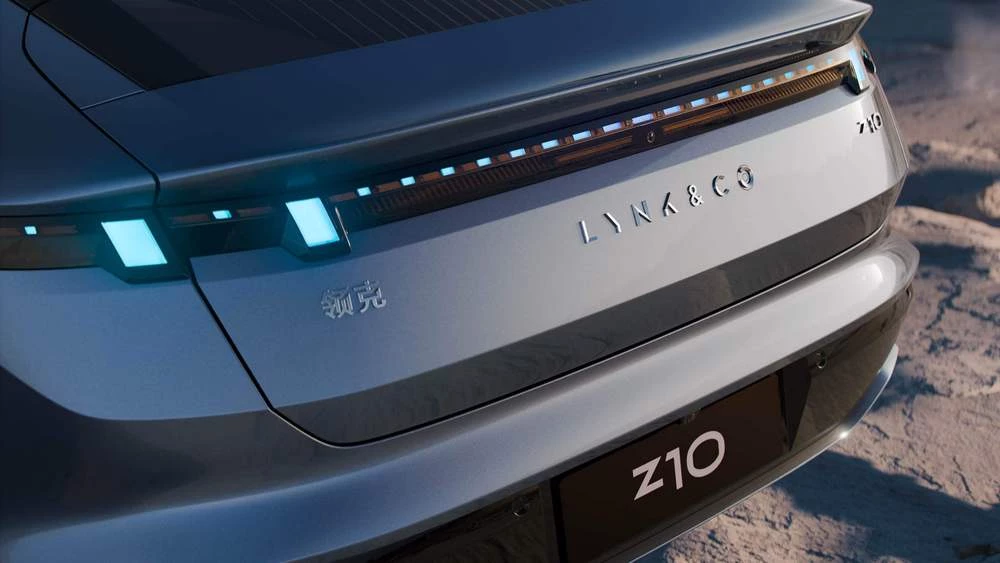 Электрический седан Lynk & Co Z10 сзади оптика