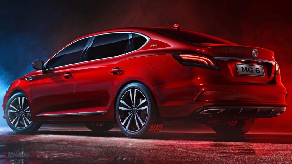 Лифтбек MG 6 сзади сбоку