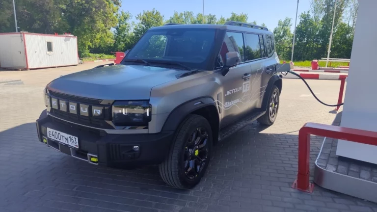 Jetour T2 тест Мишина сбоку спереди на заправке АЗС